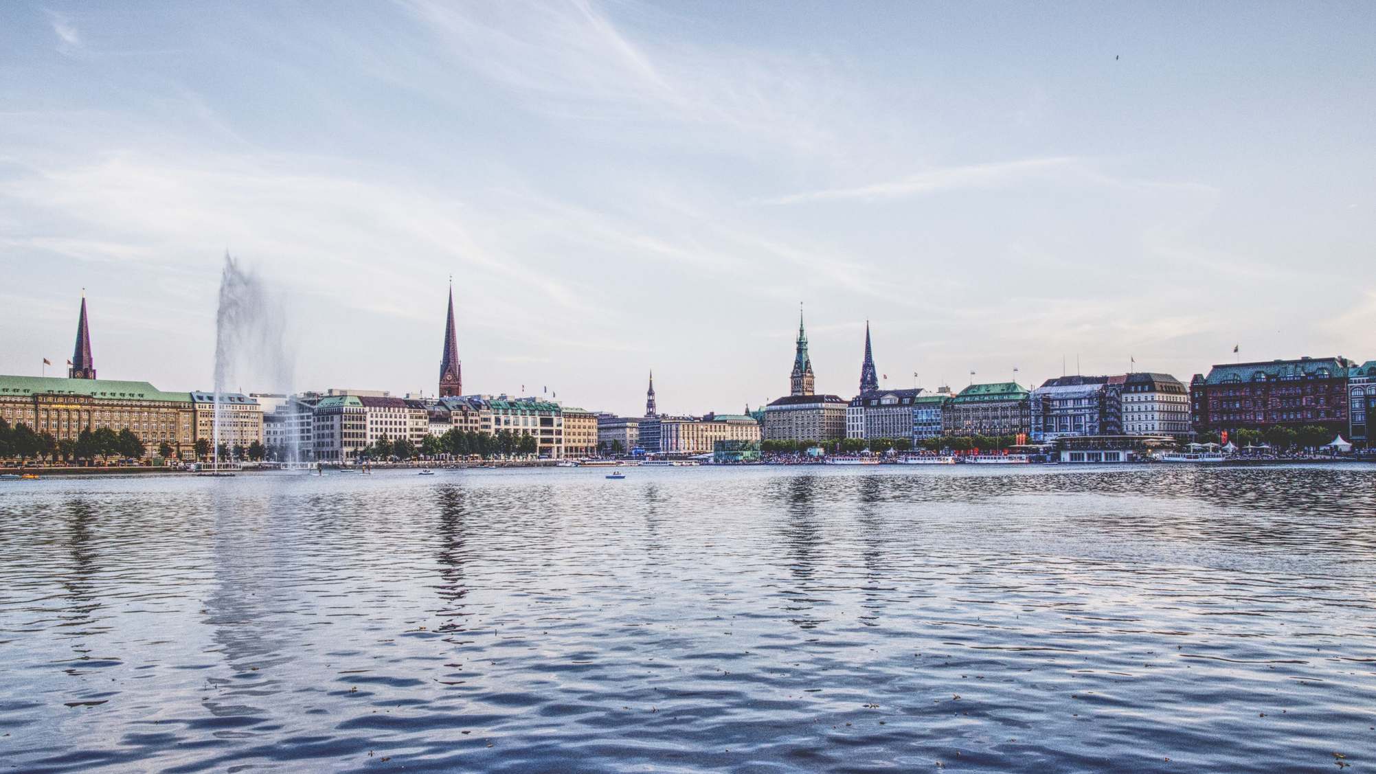 Stadtansicht mit Hafen und Wasser im Vordergrund, Hamburg cityscape waterfront