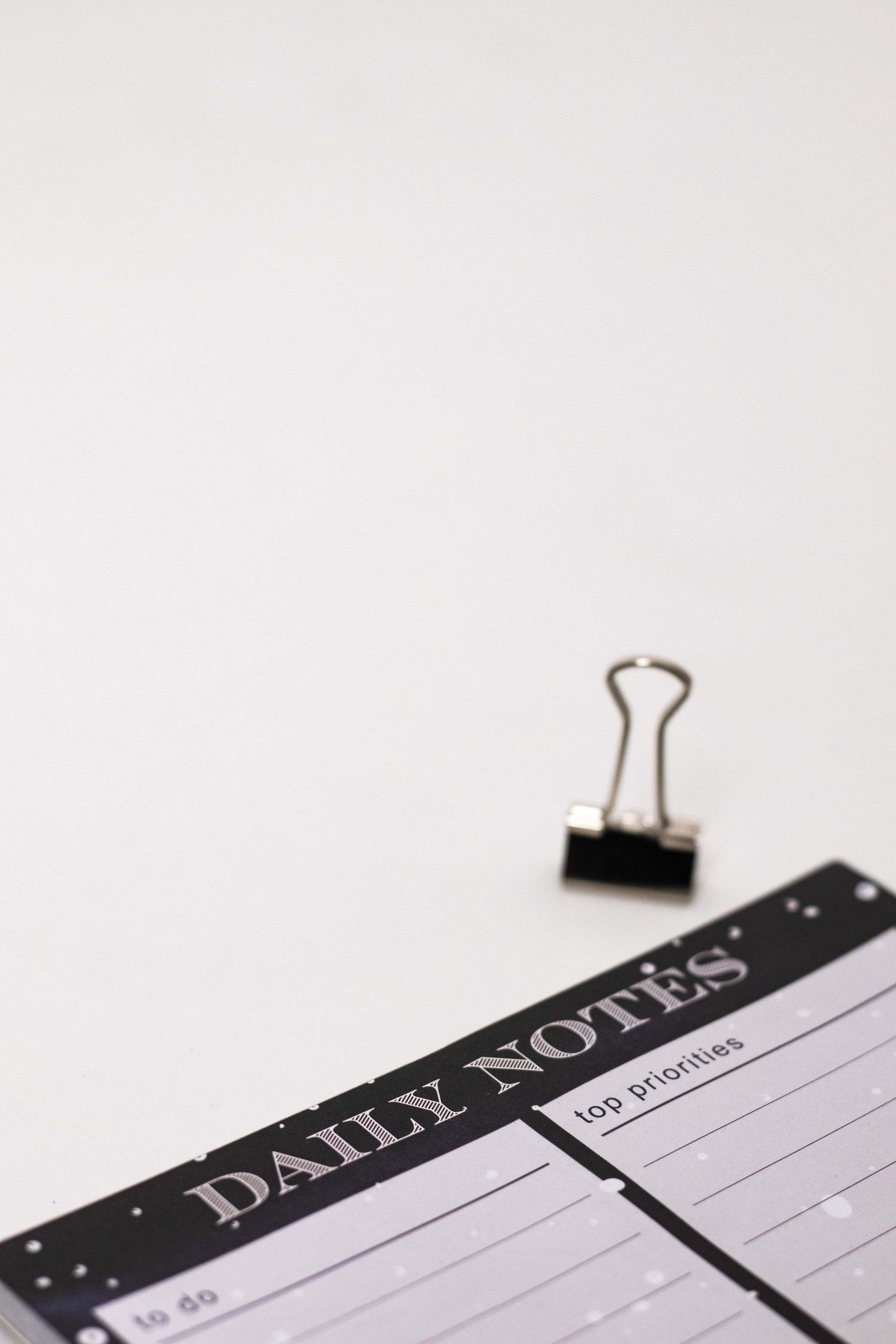 Ordner und Kalender auf einem Arbeitsplatz, calendar folder stamp night